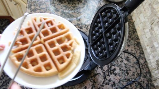 Oster (CKSTWF2000) Belgian Waffle Maker - Demonstration and Review on Oster Flip Belgian Waffle Maker - CKSTWFBF10