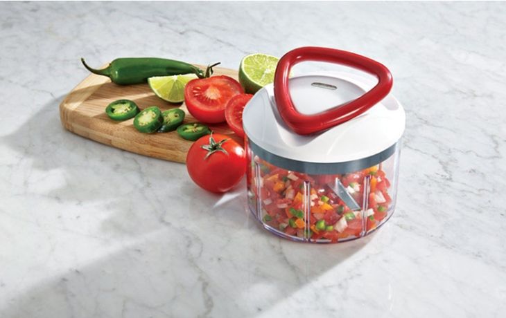 https://kitchencritics.com/assets/products/7209/thumbnails/cover-image-zyliss-easy-pull-food-chopper-and-manual-food-730-460.jpg